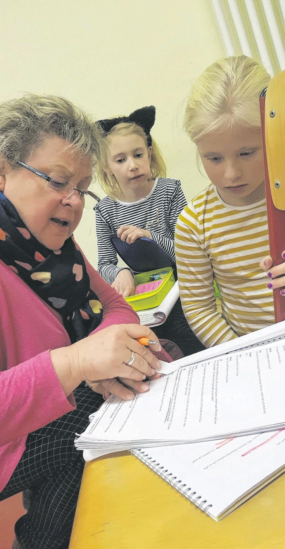 Elke Riedel geht mit Lotte und Gerda (r.) eine Passage des Texts durch.