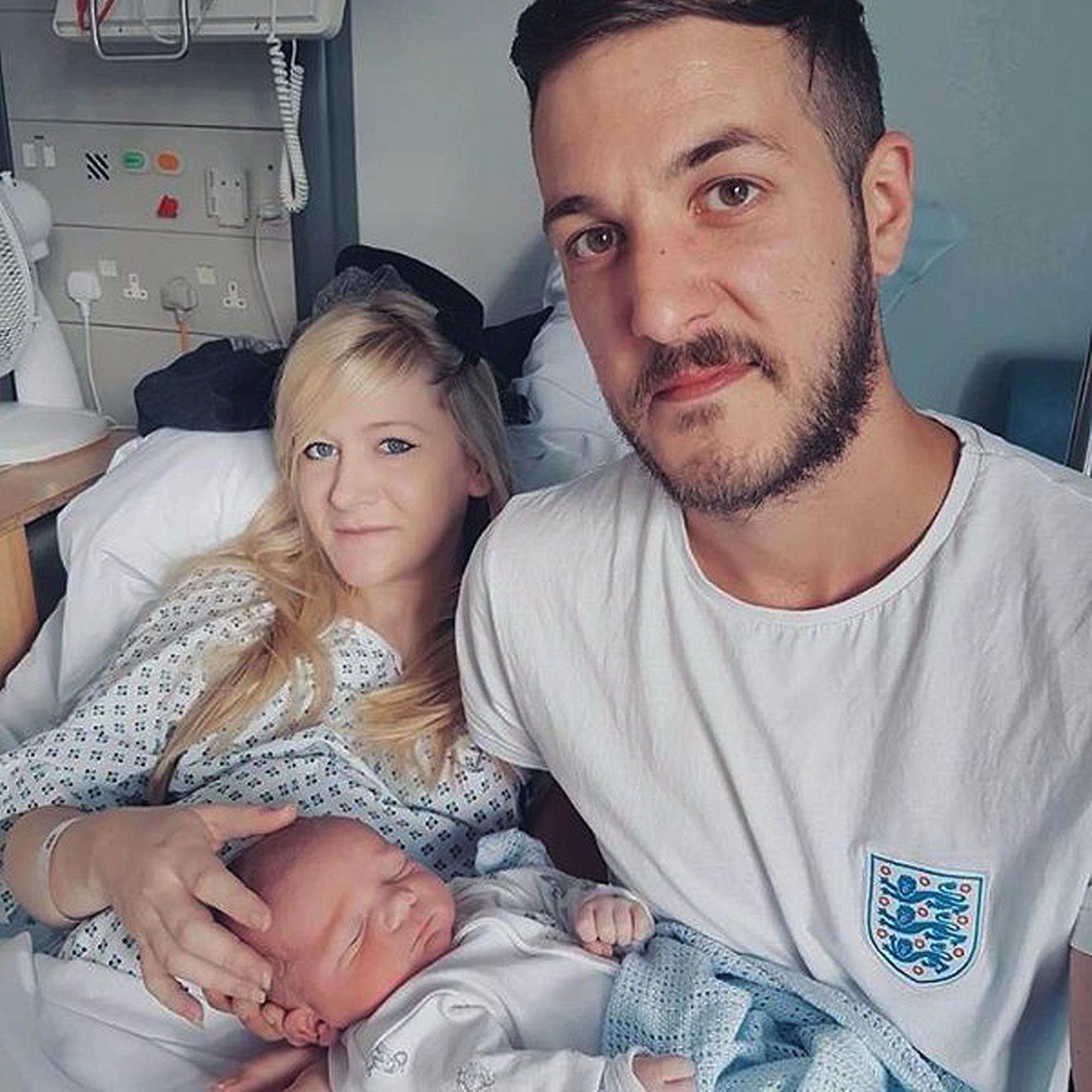 Connie Yates und Chris Gard mit ihrem Baby Charlie im Krankenhaus.