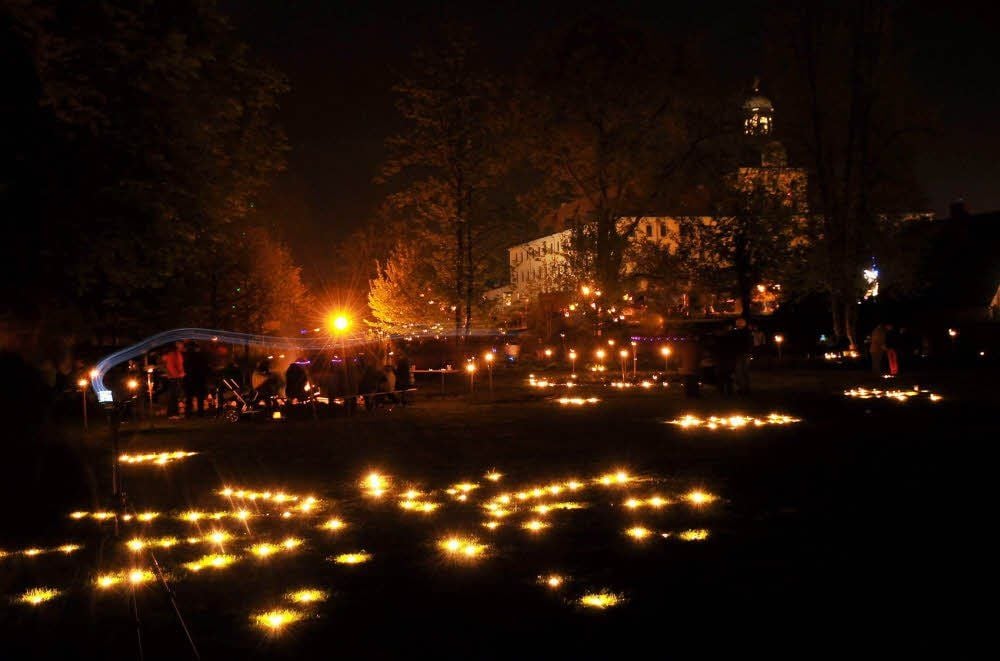 Einmal im Jahr verwandelt sich der Zeitzer Schlosspark im Lichterglanz der Kerzen, Laternen und Fackeln in eine Traumlandschaft.