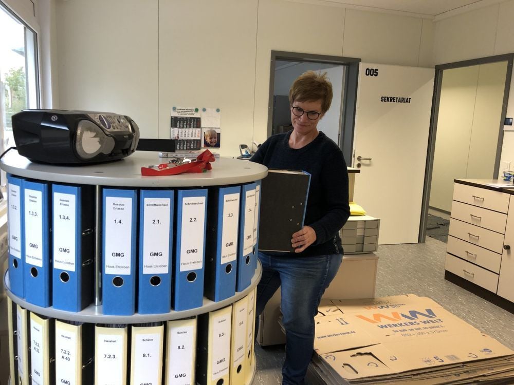 Schulsekretärin Ilona Kranert beim Einräumen des Sekretariats im Ersatzschulhaus.