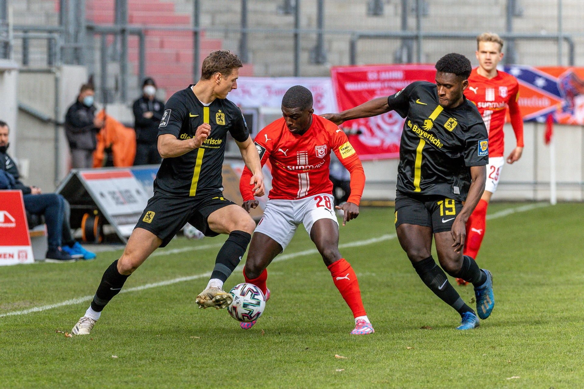 Braydon Manu in der Münchner Zange.