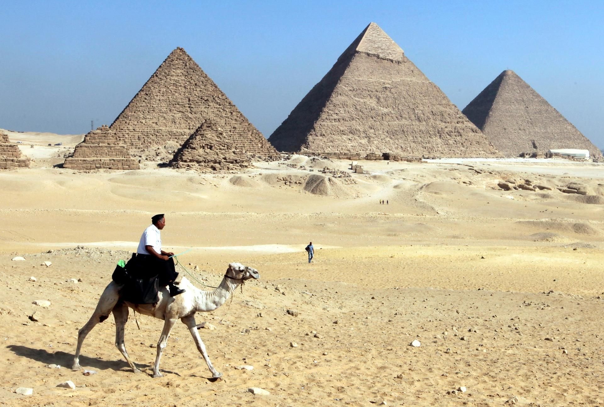 Die Cheops-Pyramide ist die älteste und größte der drei Pyramiden von Gizeh.