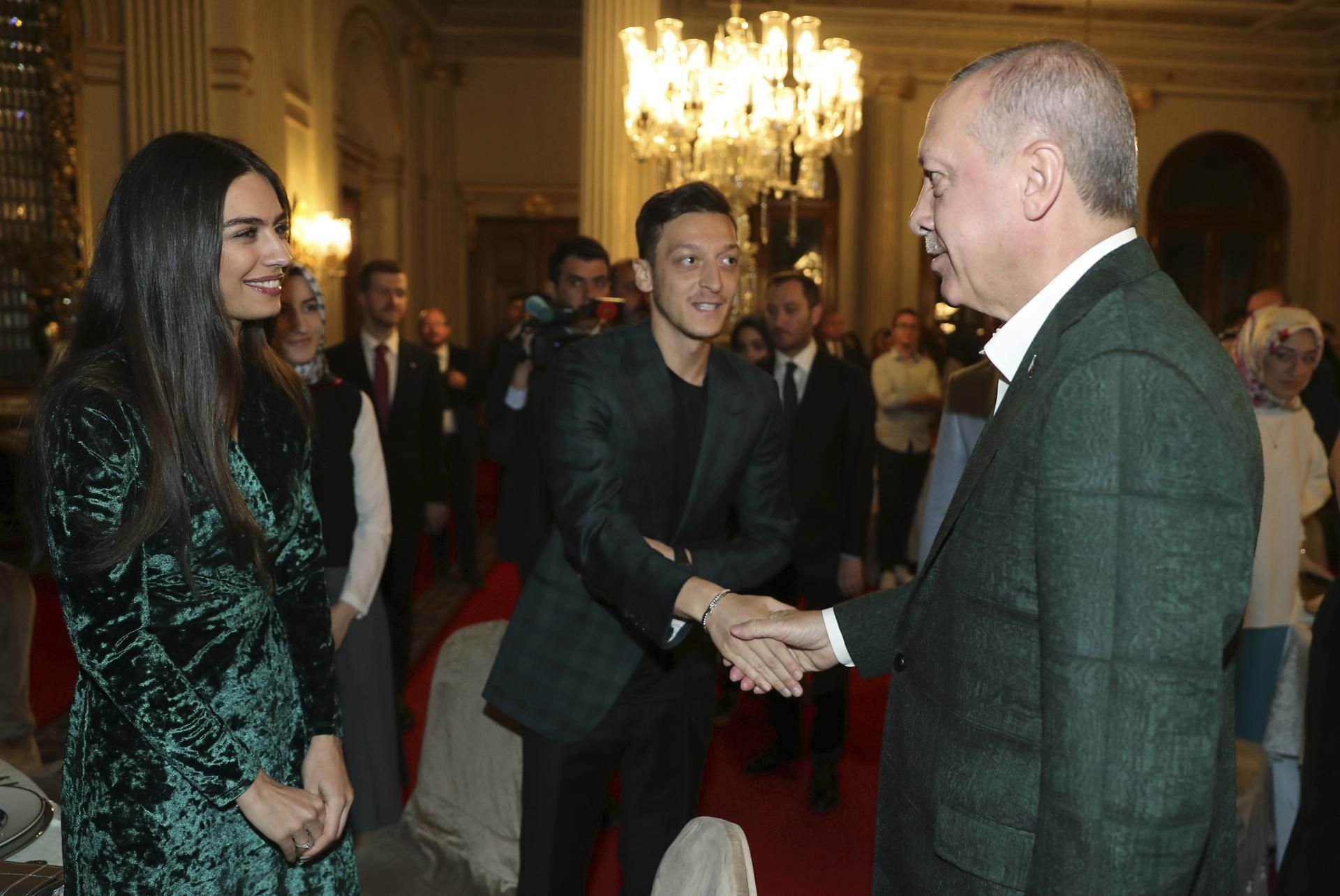 Recep Tayyip Erdogan (r), Präsident der Türkei, begrüßt den Arsenal-Profi und Ex-Nationalspieler Mesut Özil (M) und seine Verlobte Amine Gulse (l).