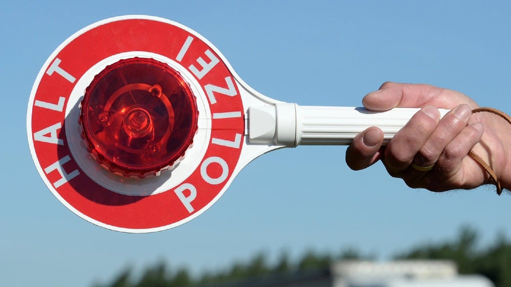 In Halle hat die Polizei am Freitagabend ein überbesetztes Auto gestoppt.