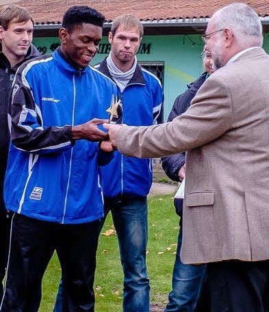 Mohamed Toure (li.) nimmt die Auszeichnung „Stern des Sport“ vom Volksbankchef Manfred Bähr (re.) gern entgegen.