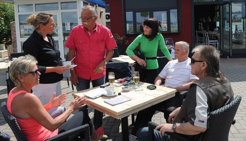 Ende Mai genossen die ersten Gäste die Sonnenstrahlen im Café.