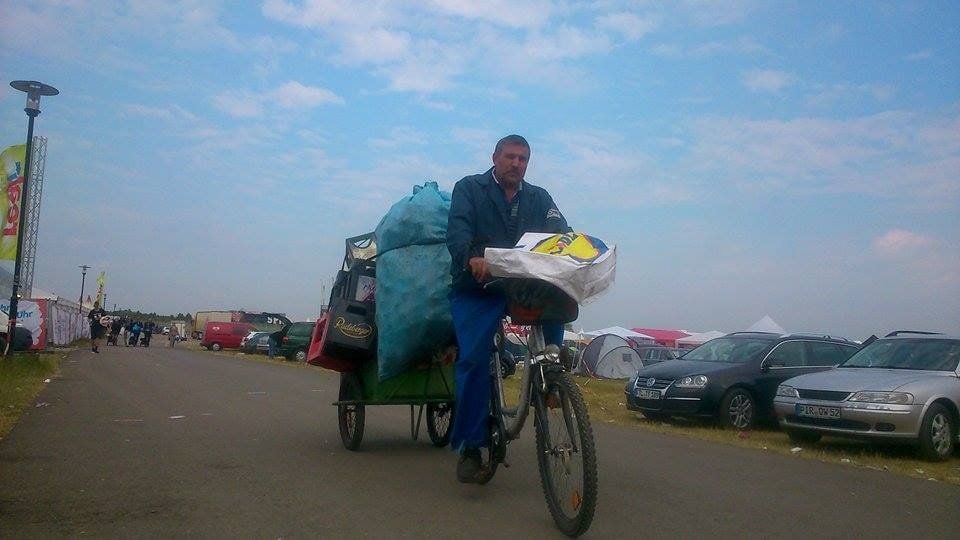 Vollgepackt bis oben hin - dieser Pfandsammler hat mit seiner "Beute" einiges am nächsten Supermarkt abzugeben.