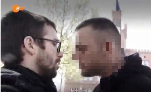 Das Hallenser Mitglied der „Brigade Halle“ beleidigt in Bitterfeld Sebastian Striegel (links). Dafür kassierte der 35-Jährige eine Geldstrafe.