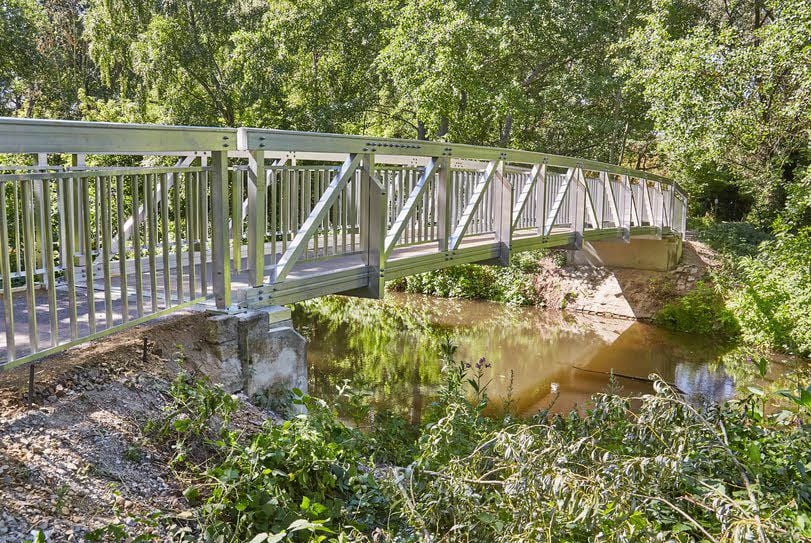 Die neue Aluminiumbrücke über die Wipper zwischen Bernburg und Aderstedt ist montiert.