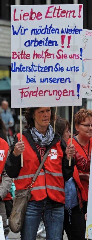 Die Erzieherinnen werben bei den Eltern um Unterstützung.