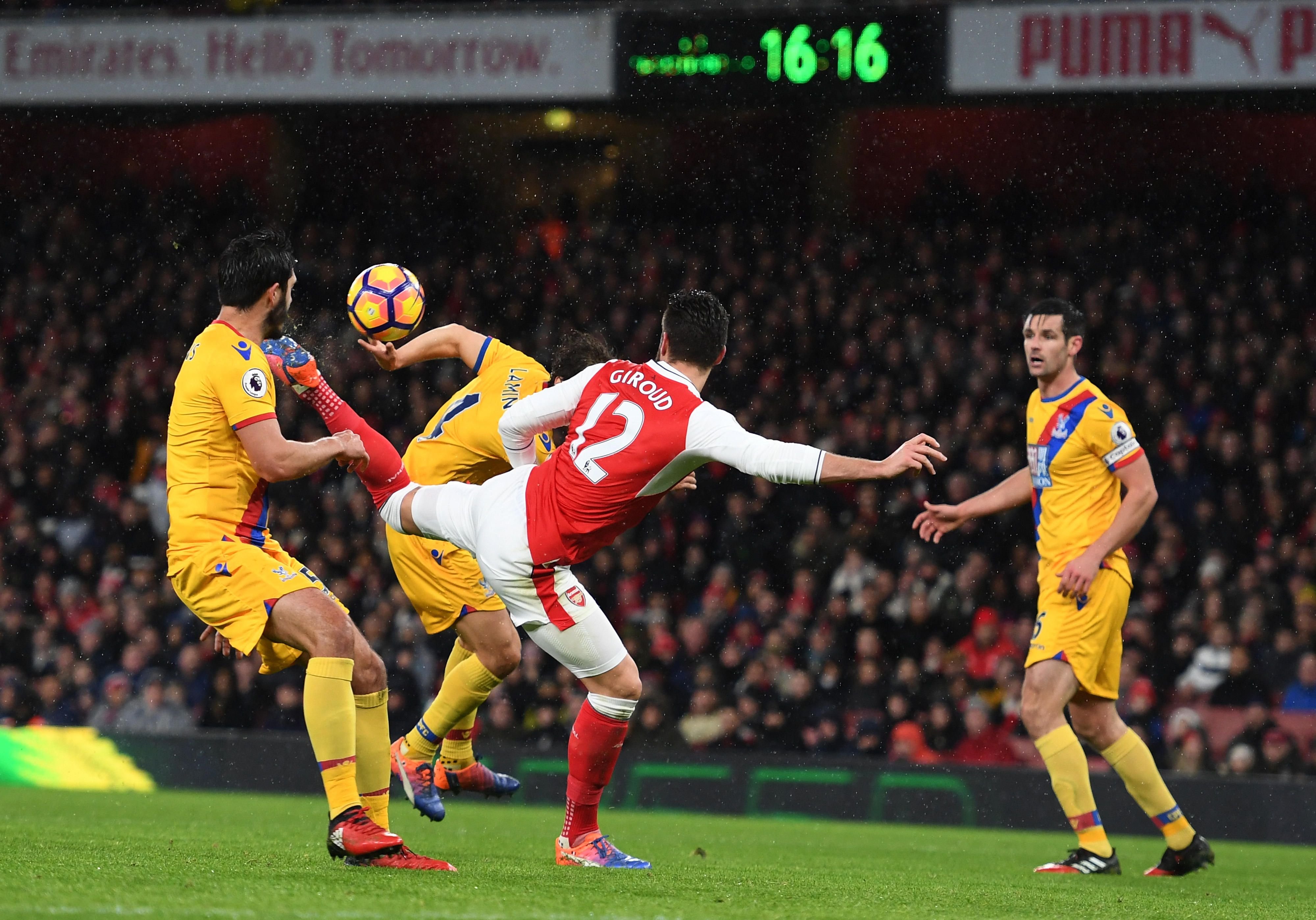 Olivier Giroud trifft per Hacke für den FC Arsenal.