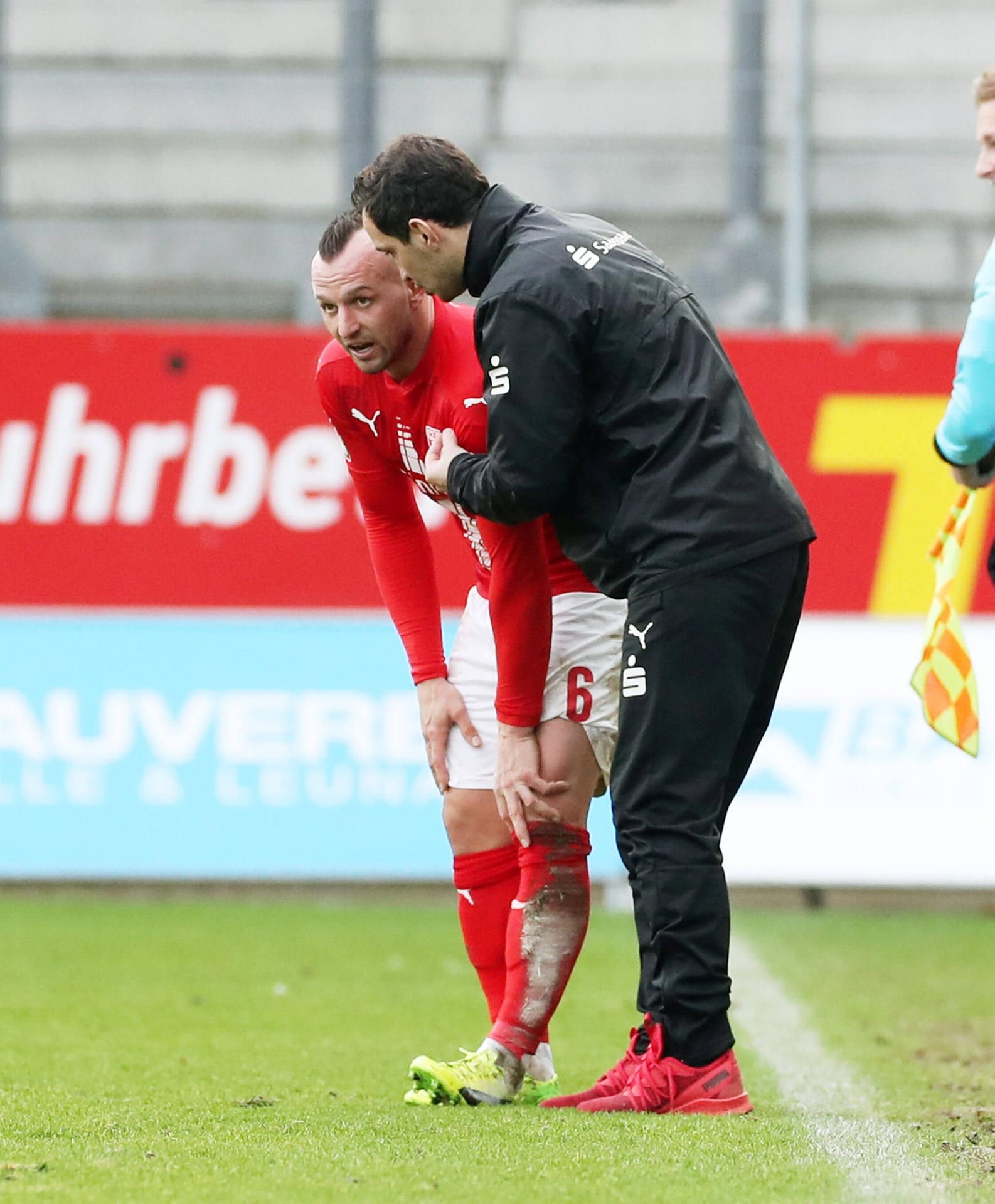 Toni Lindenhahn und Halles Co-Trainer Daniel Ziebig an der Seitenlinie.