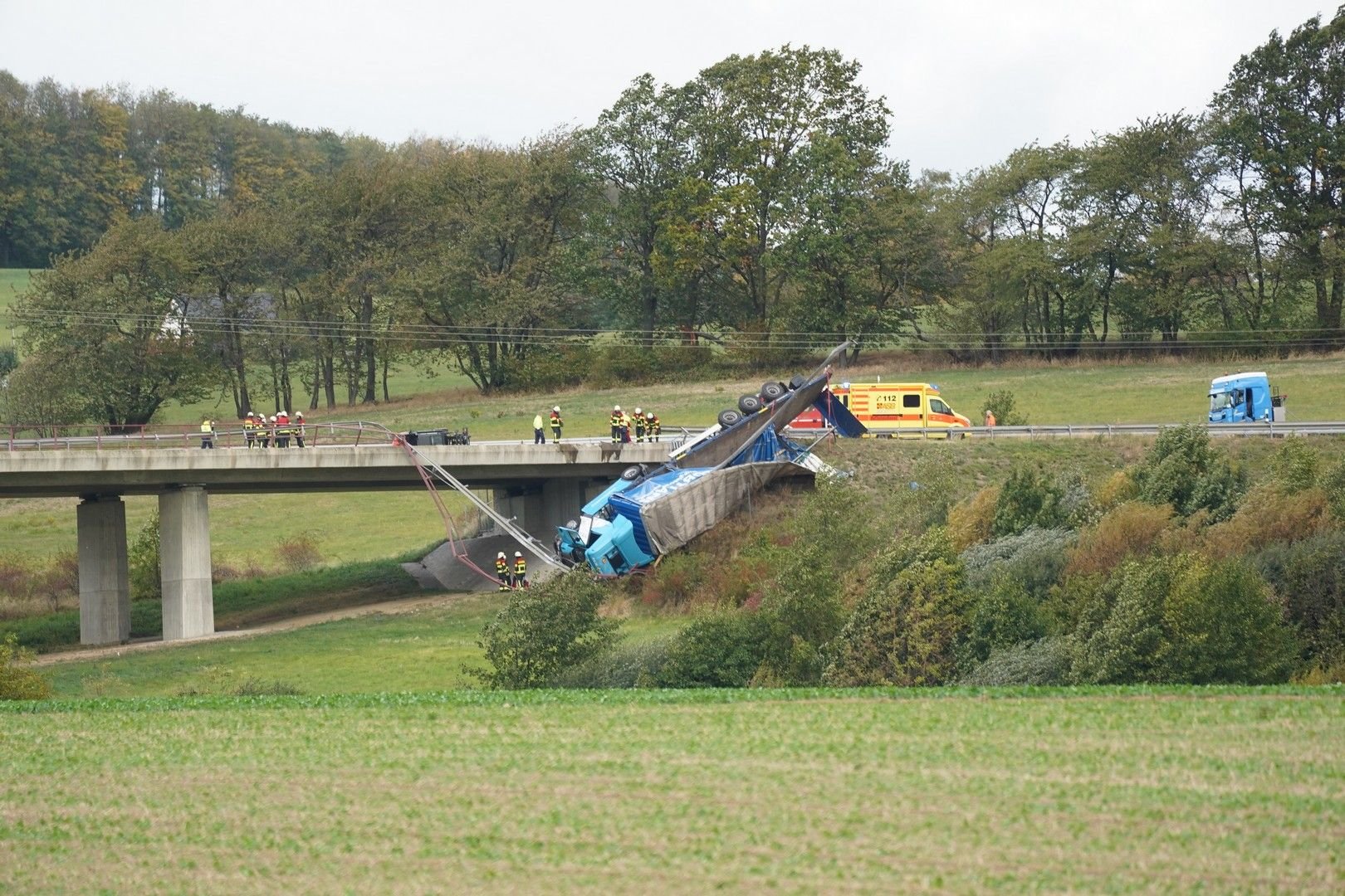 Auf einer Brücke wurde der Fahrer offenbar von einer Windböe erfasst und durchbrach die Mittelschutzplanke.