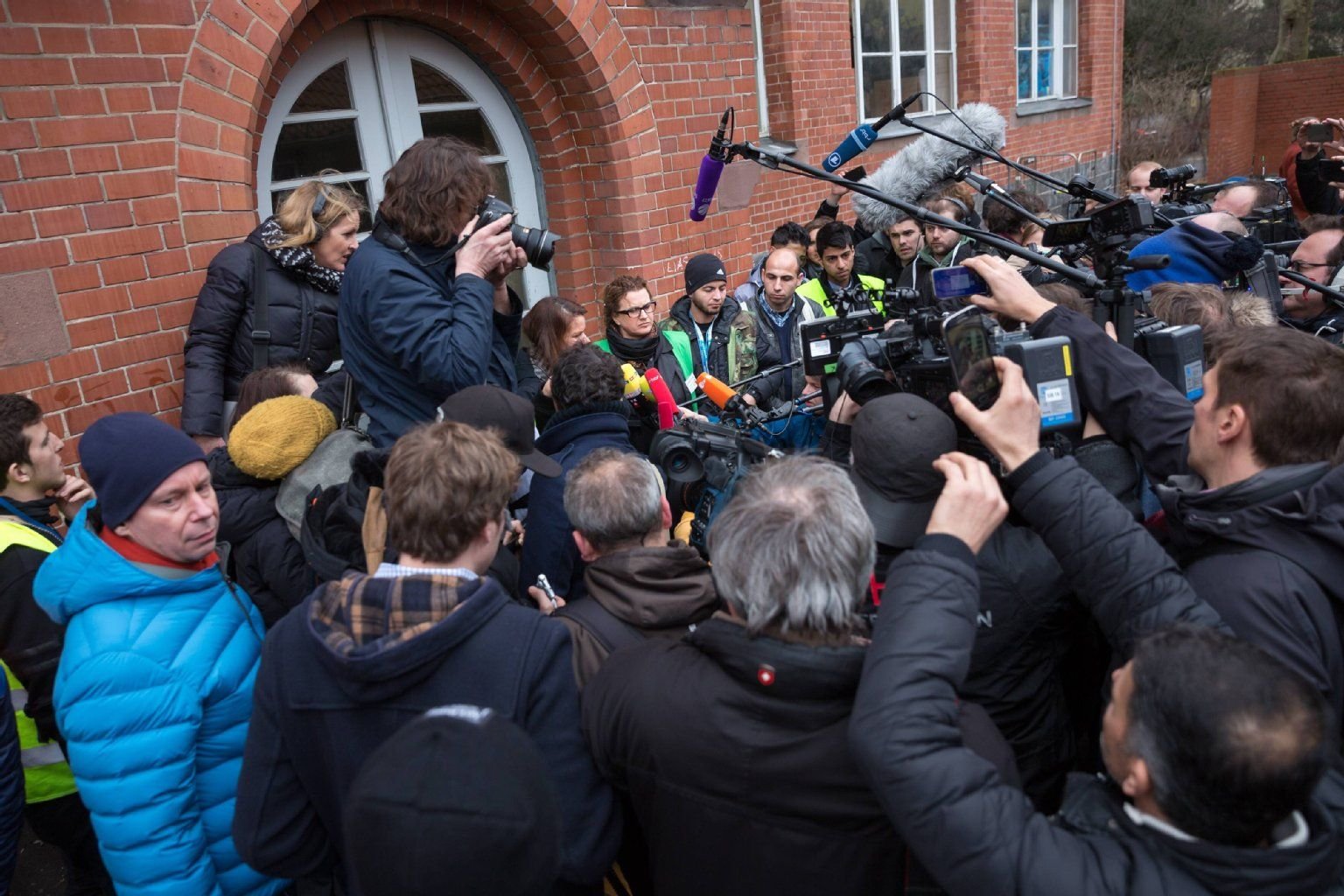 Pressestatement am Lageso: "Moabit hilft" hatte das Gerücht des toten Flüchtlings bestätigt, musste später aber zurückrudern.