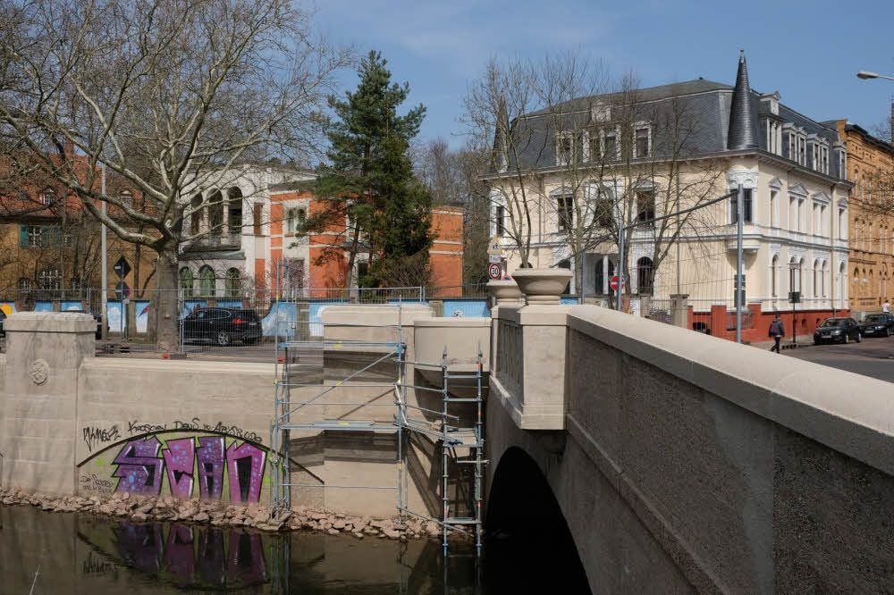 Kaum saniert, schon beschmiert: die Pfälzer Brücke