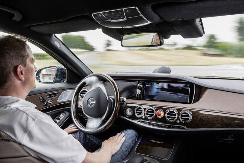 Der Fahrer der S-Klasse mit Autopilot legt die Hände in den Schoß. Ist das die Zukunft des Autofahrens?