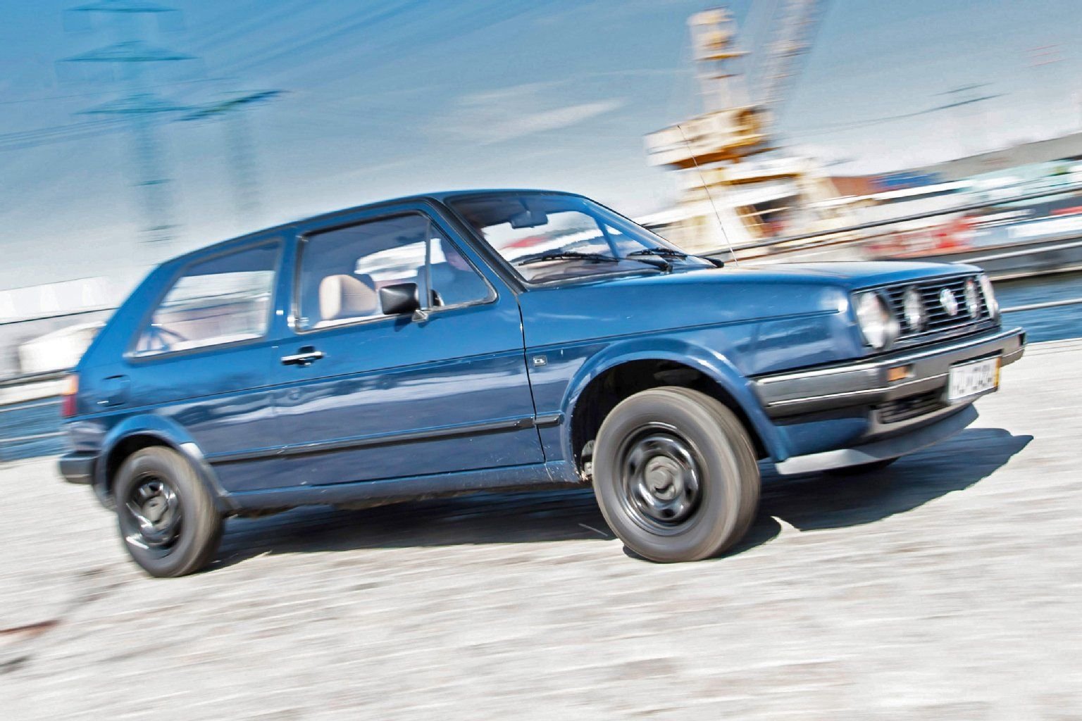 Dieser Golf II wird stellvertretend für seine Baureihe als Geburtstagskind gefeiert. Er wird seit 30 jahren im Alltag gefahren und wurde nur behutsam restauriert. Die Gebrauchsspuren wurden erhalten.