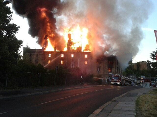 Die Alte Brauerei in Halle steht in Flammen.