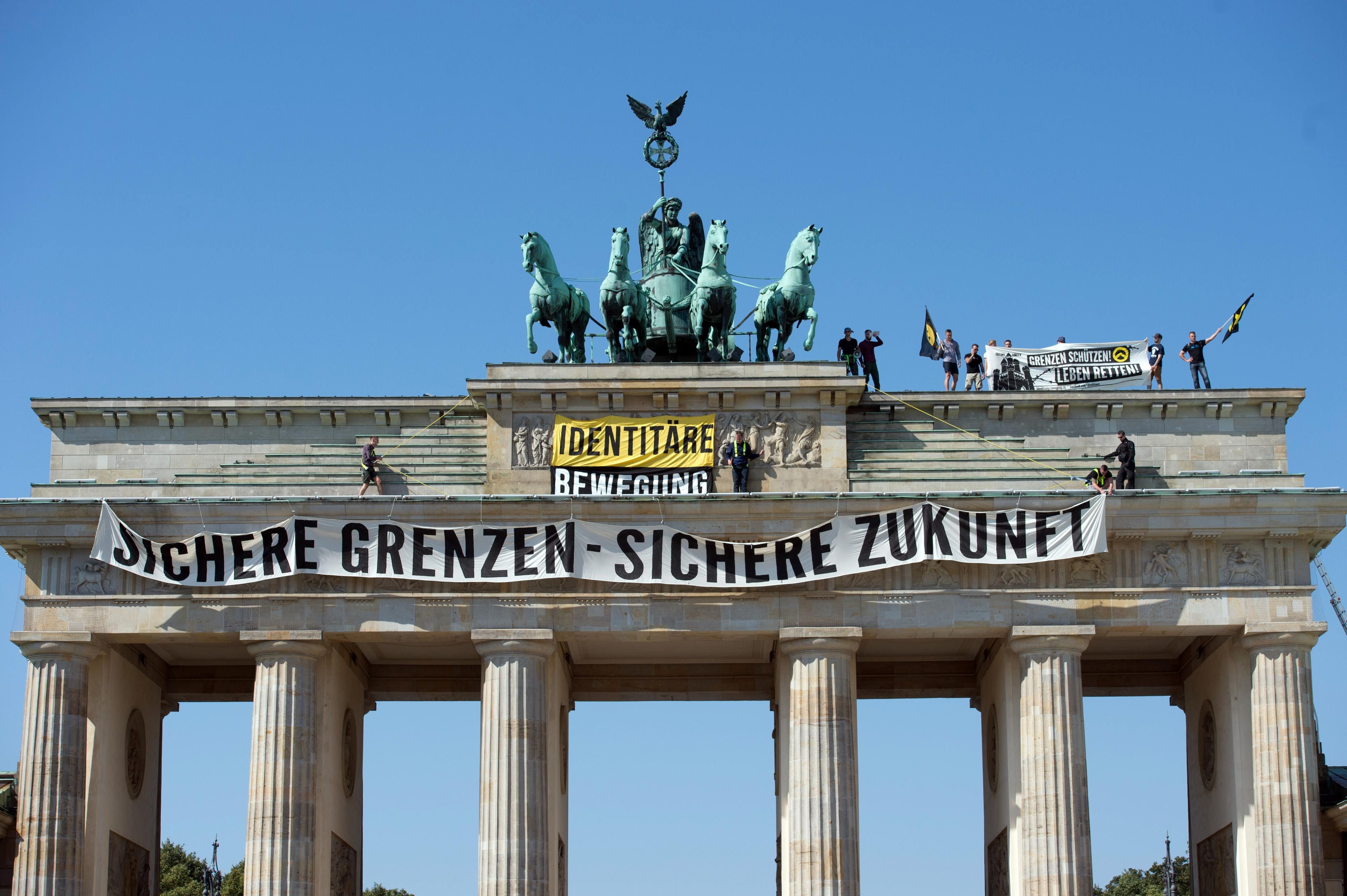 Aktivisten der "Identitaeren Bewegung" stehen auf dem Brandenburger Tor.