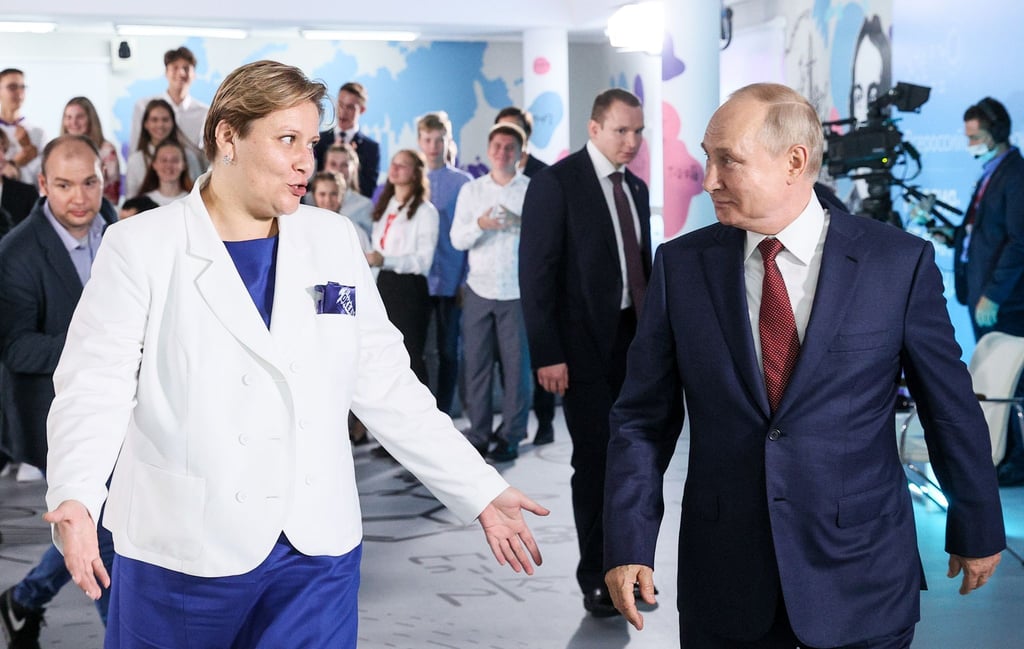 Wladimir Putin (r.), Präsident von Russland, geht neben Natalya Solovei, stellvertretende Direktorin des Okean-Zentrums, bei einem Besuch im gesamtrussischen Bildungszentrum für Kinder.