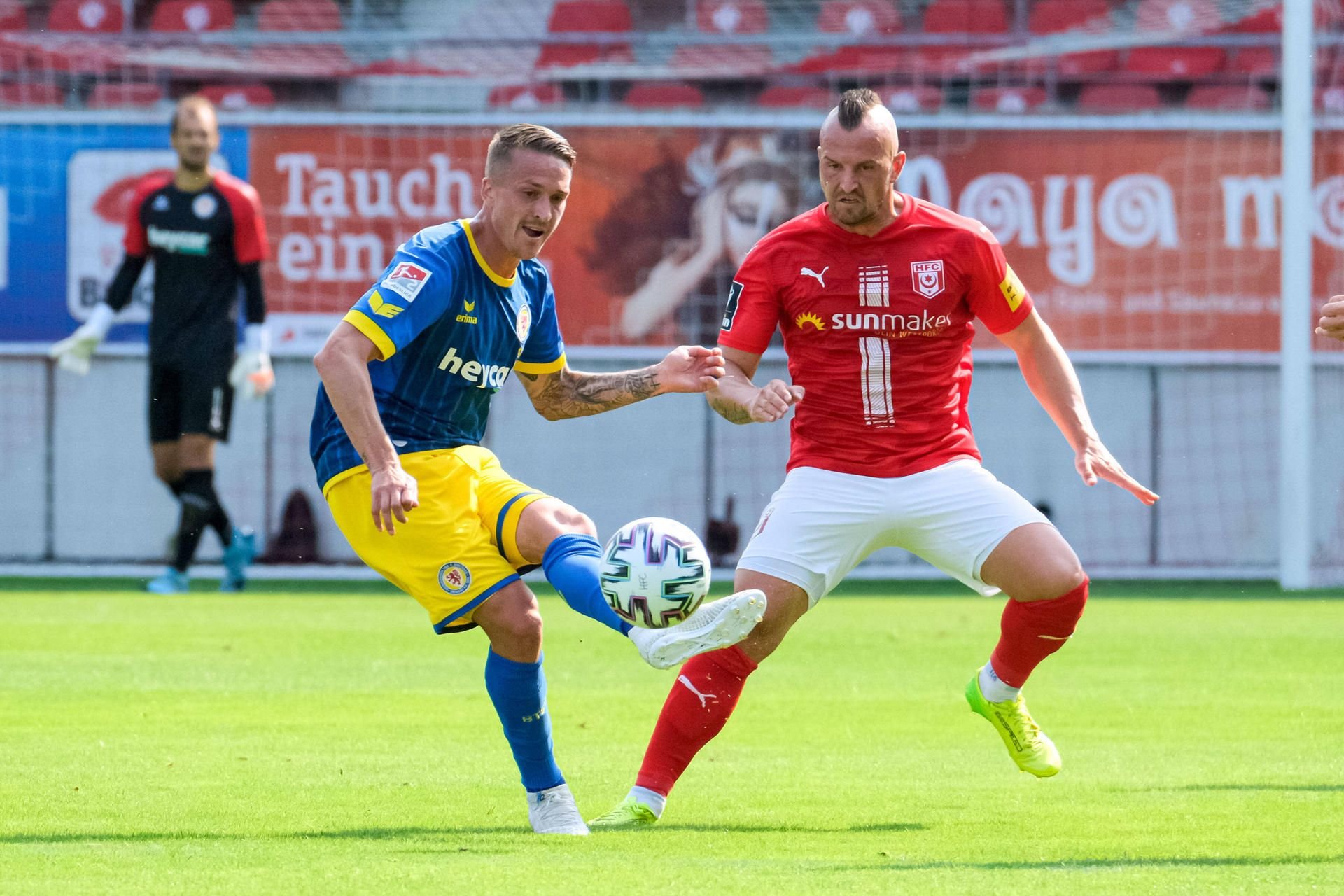 Toni Lindenhahn im Zweikampf mit Braunschweigs Manuel Schwenk