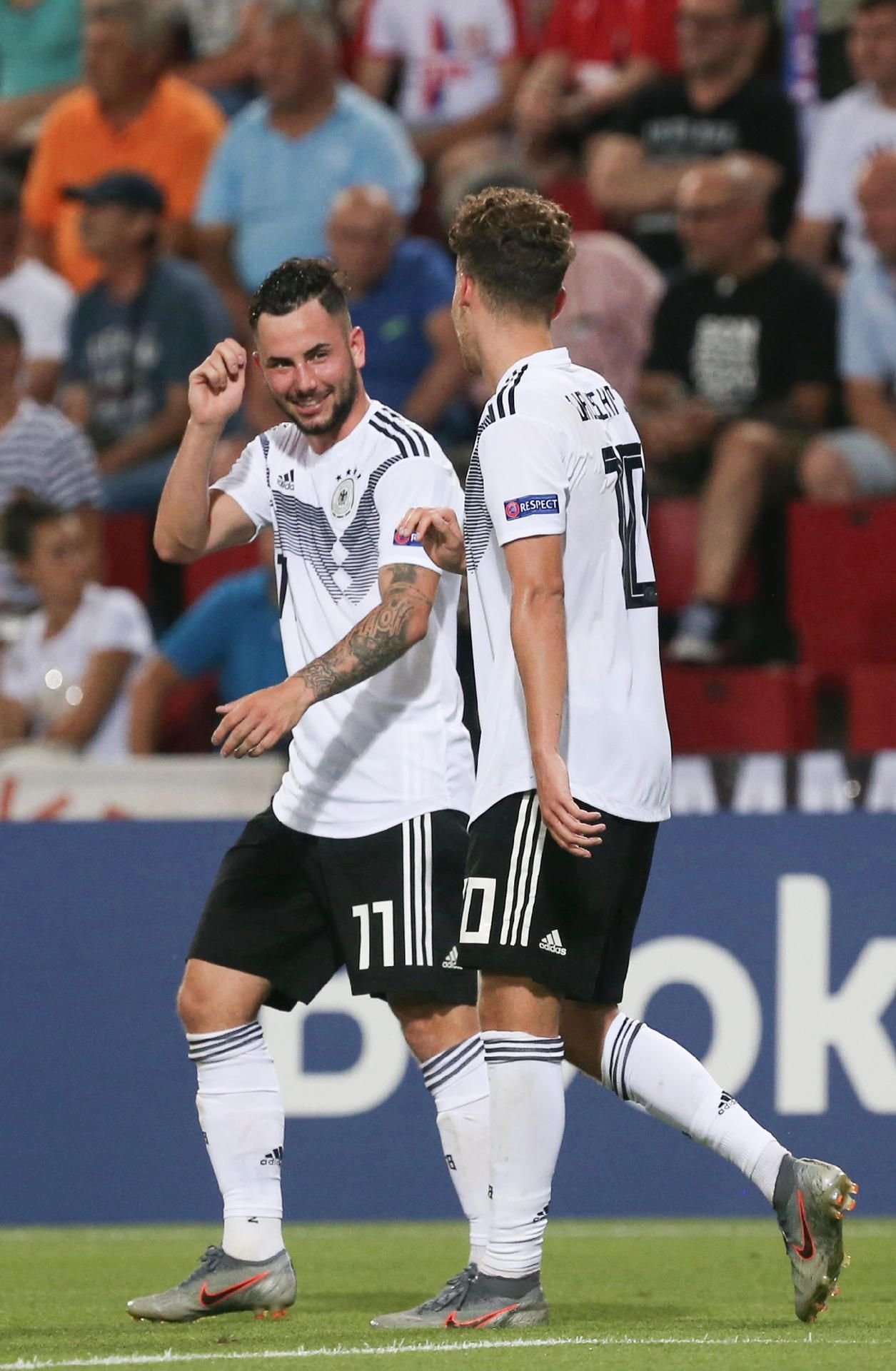 Marco Richter (l.) und Luca Waldschmidt bei ihrem „Bierkapitän“-Torjubel.