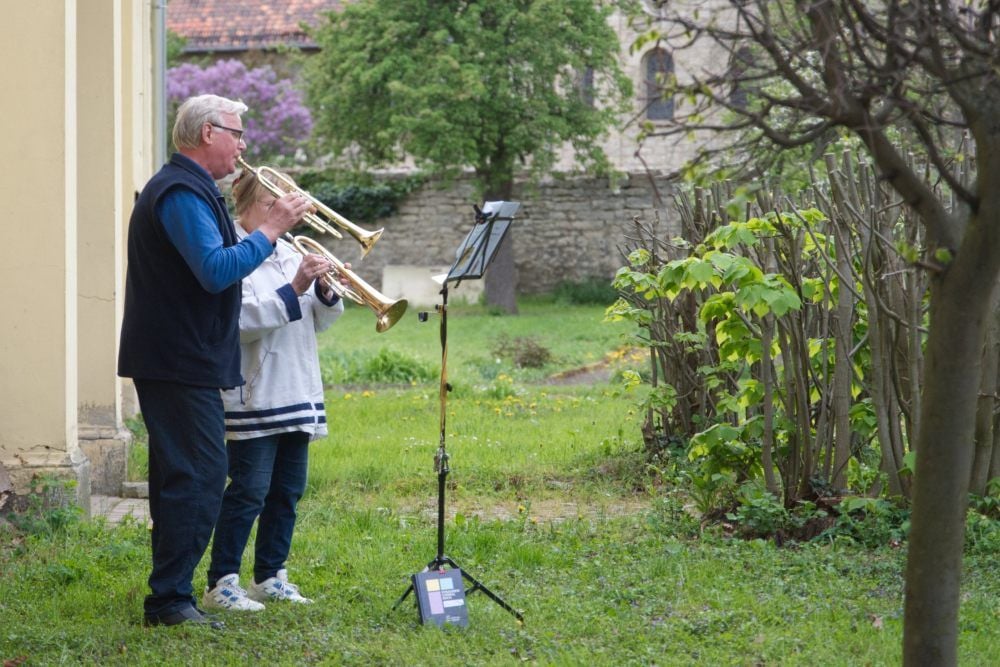 Dieter und Gundula Lütjens beim allwöchentlichen Posauenkonzert vor der evangelischen Kirche in Hedersleben.