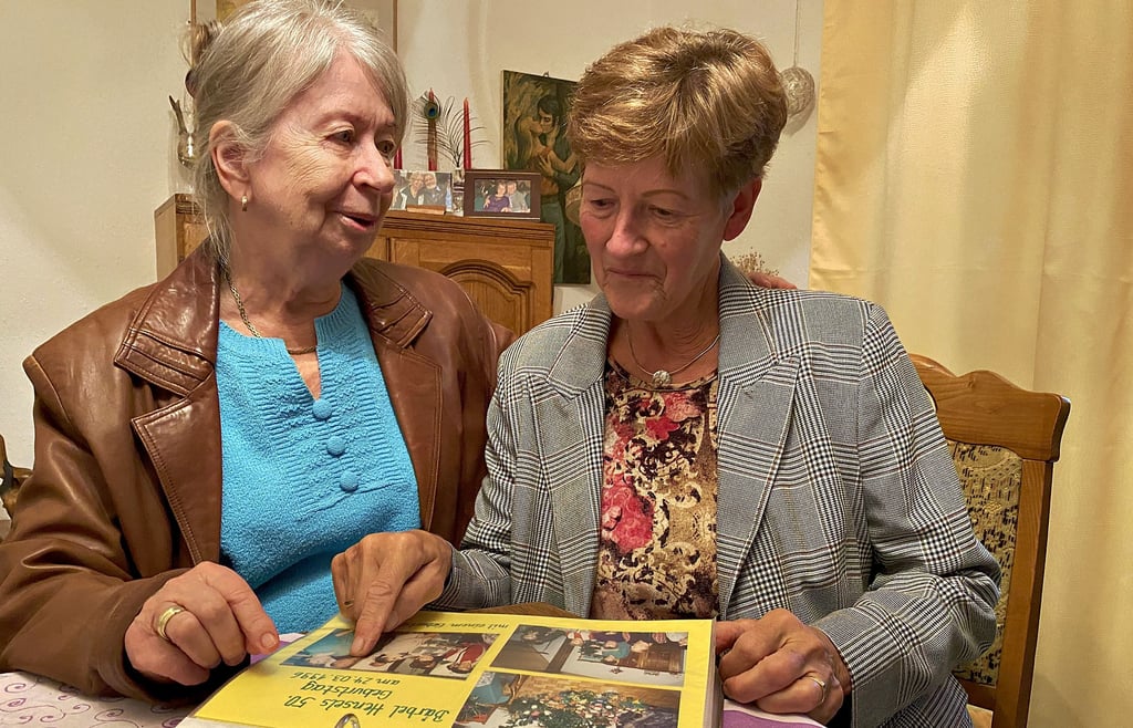 Bärbel Müller und Bärbel Hensel schauen sich die Chronik des Awo-Chores an, die während der vergangenen Wochen entstanden ist.