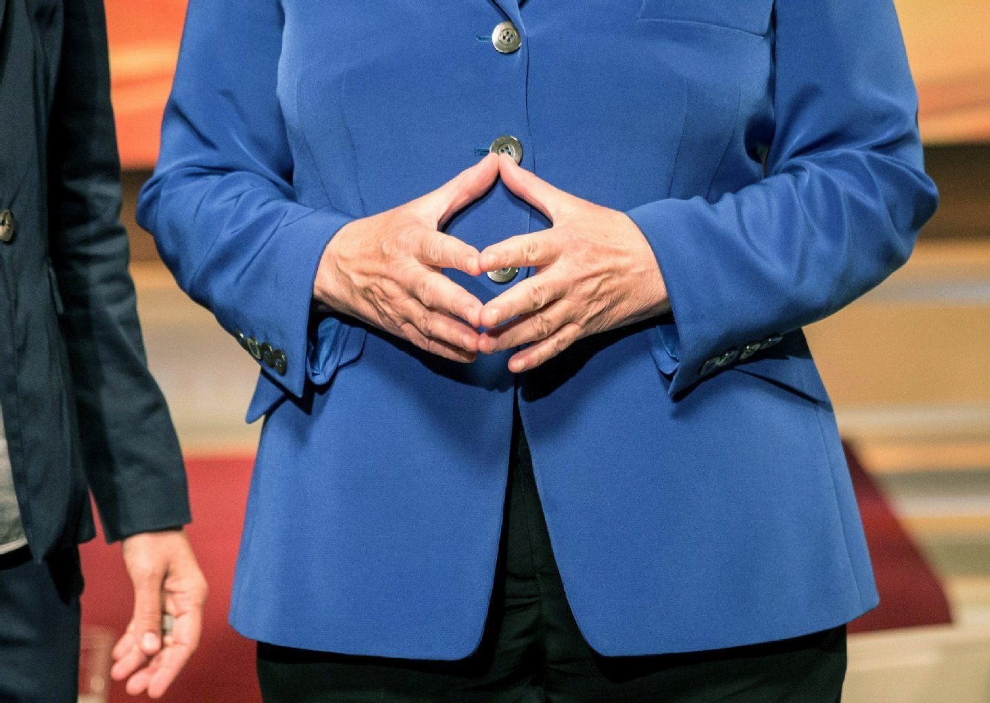 Angela Merkel gewohnt gelassen bei Anne Will in der Sendung.