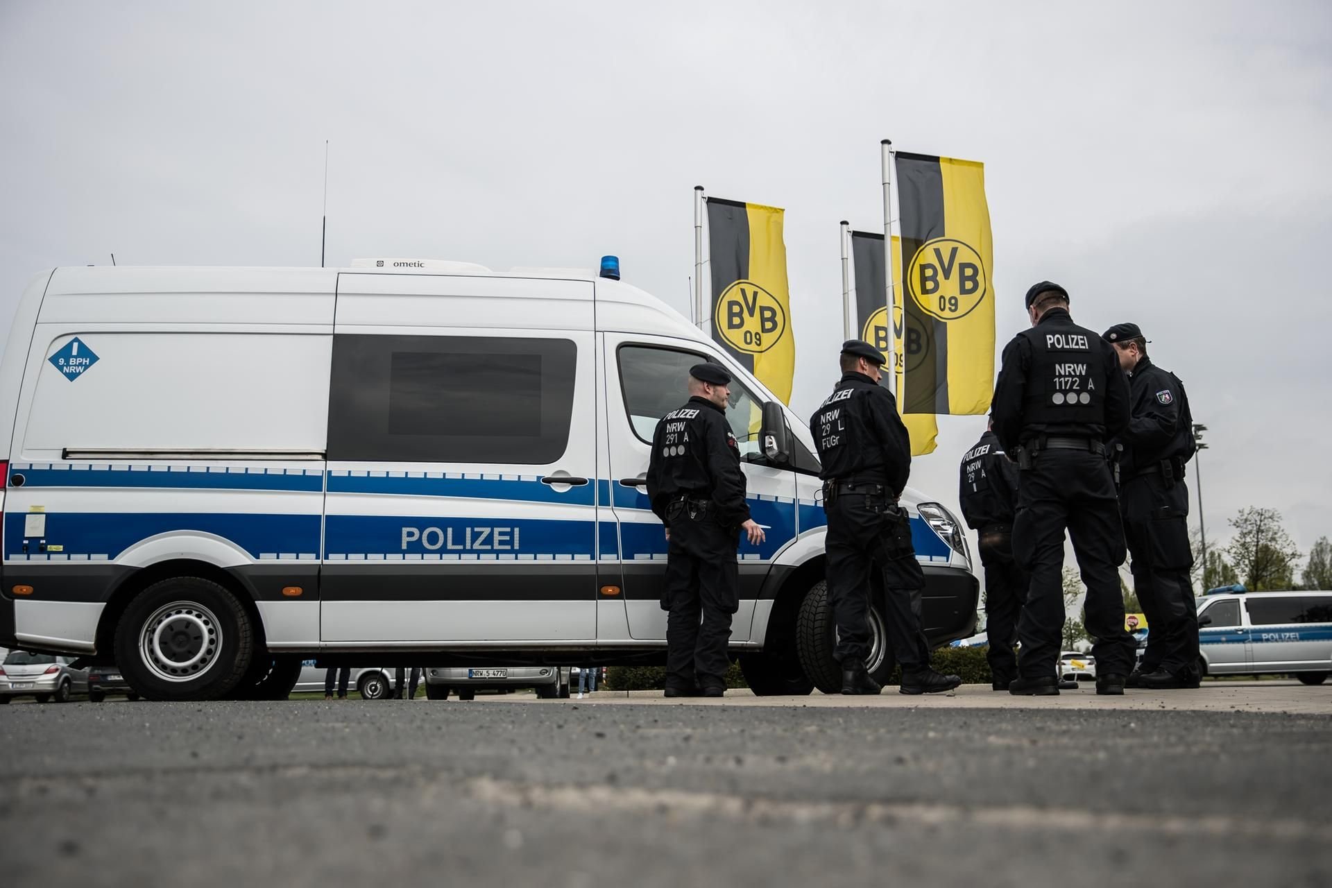 Die Polizei sichert das Trainingsgelände von Borussia Dortmund ab.