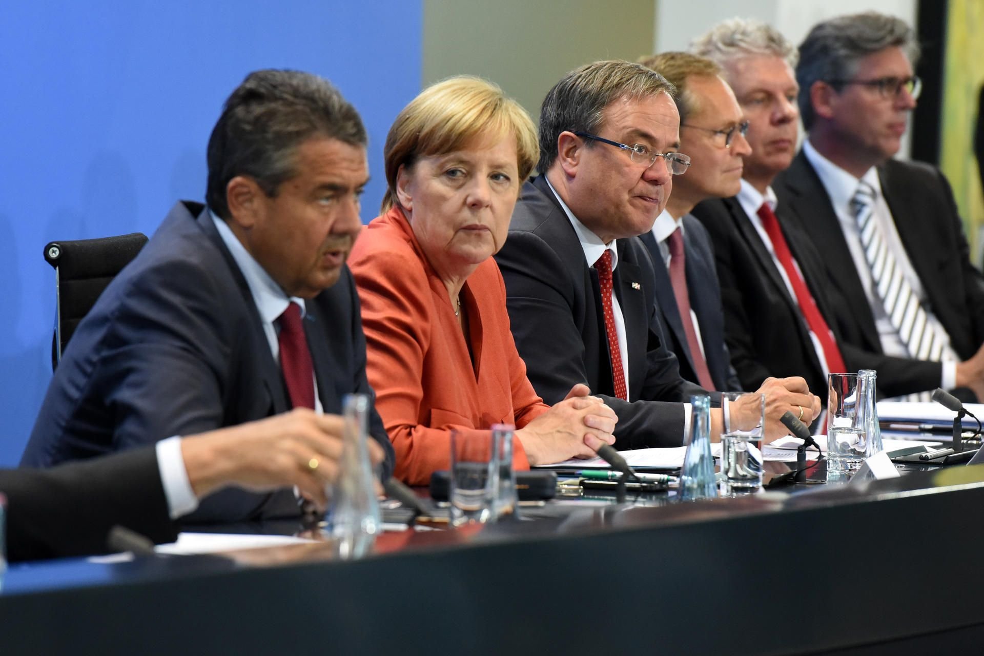 Außenminister Sigmar Gabriel (SPD) und Bundeskanzlerin Angela Merkel (CDU) trafen sich mit Vertretern von Ländern und Kommunen, deren Stickoxidbelastung zu hoch ist.