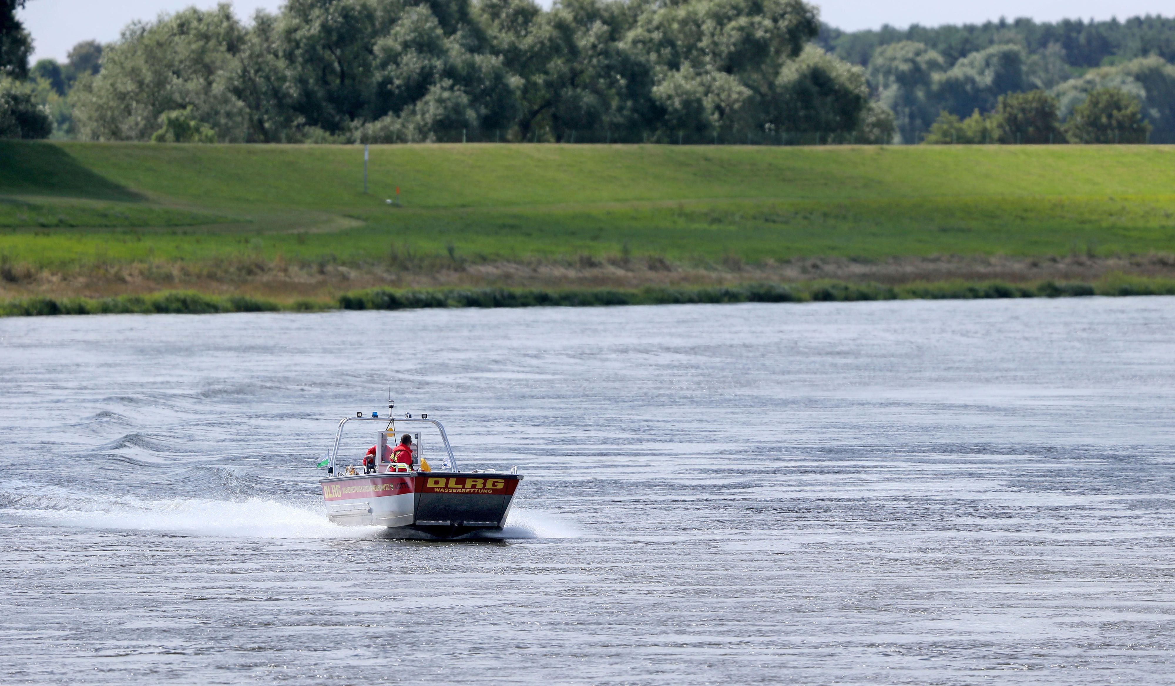 Ein Boot der Wasserrettung fährt während der Suchaktion nach einem vermisstem Elfjährigen auf der Elbe bei Belgern.