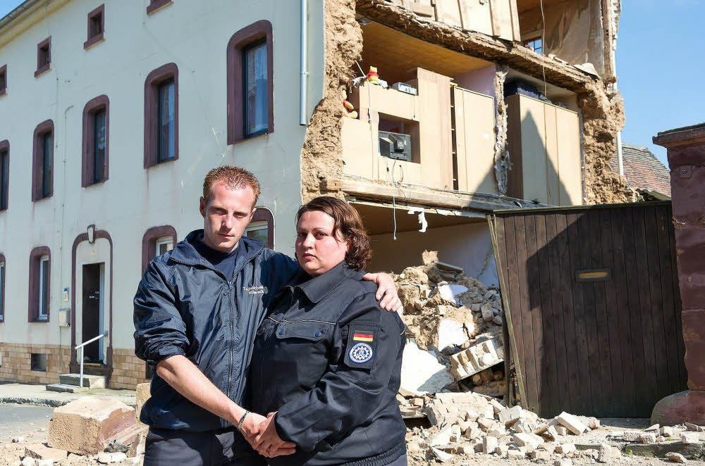 Melanie und Mathias Franke kurz nach dem Einsturz der Hauswand Anfang Juni.