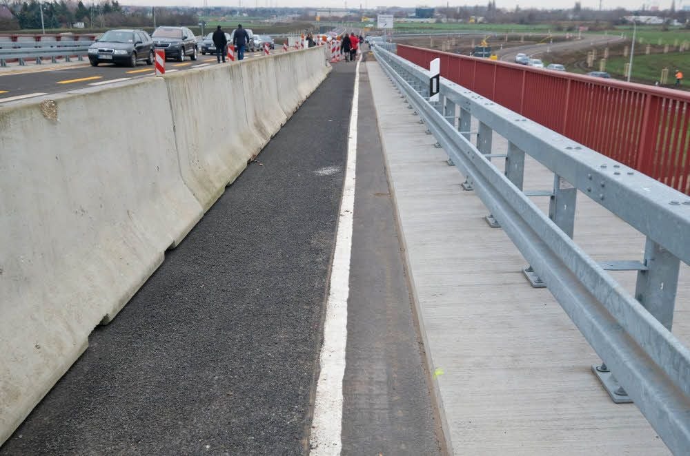 Gerade erst eröffnet, doch Einschränkungen gibt es für den Verkehr auf der neuen Osttangente trotzdem noch. Weil ein Laster die Brücke über die Berliner Straße beschädigt hatte, geht es dort nur mit eingeschränkter Geschwindigkeit voran.