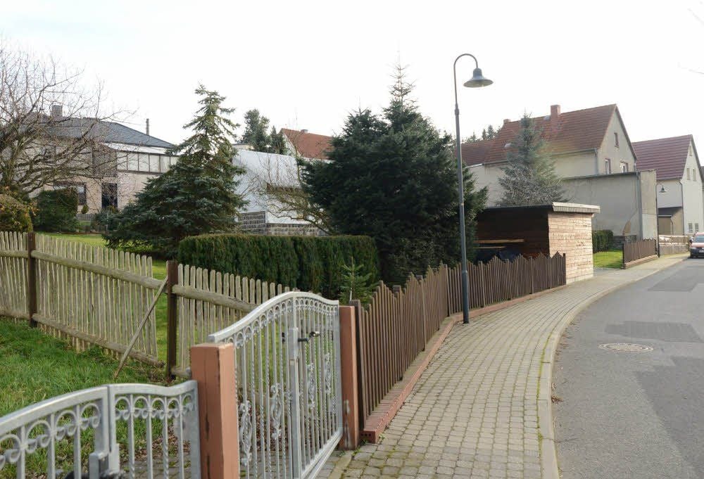Der Blick über die Dorfstraße zum Grundstück in Nißma, wo die Familientragödie am zweiten Weihnachtsfeiertag ihren Lauf nahm.
