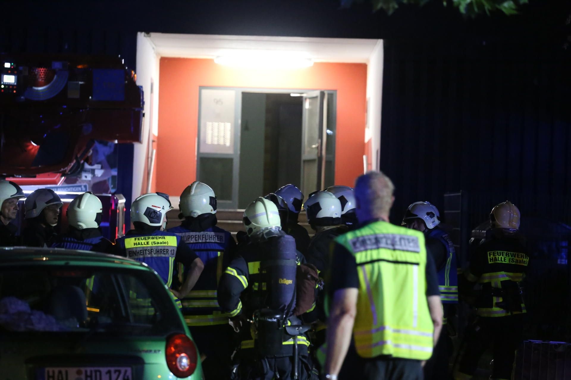 Rettungskräfte an der Einsatzstelle an der Magistrale in Halle.