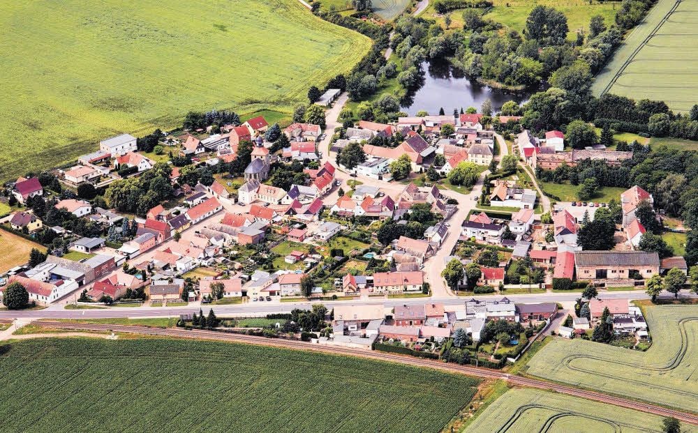 Die Luftaufnahme zeigt das Dorf Bebitz aus der Vogelperspektive.