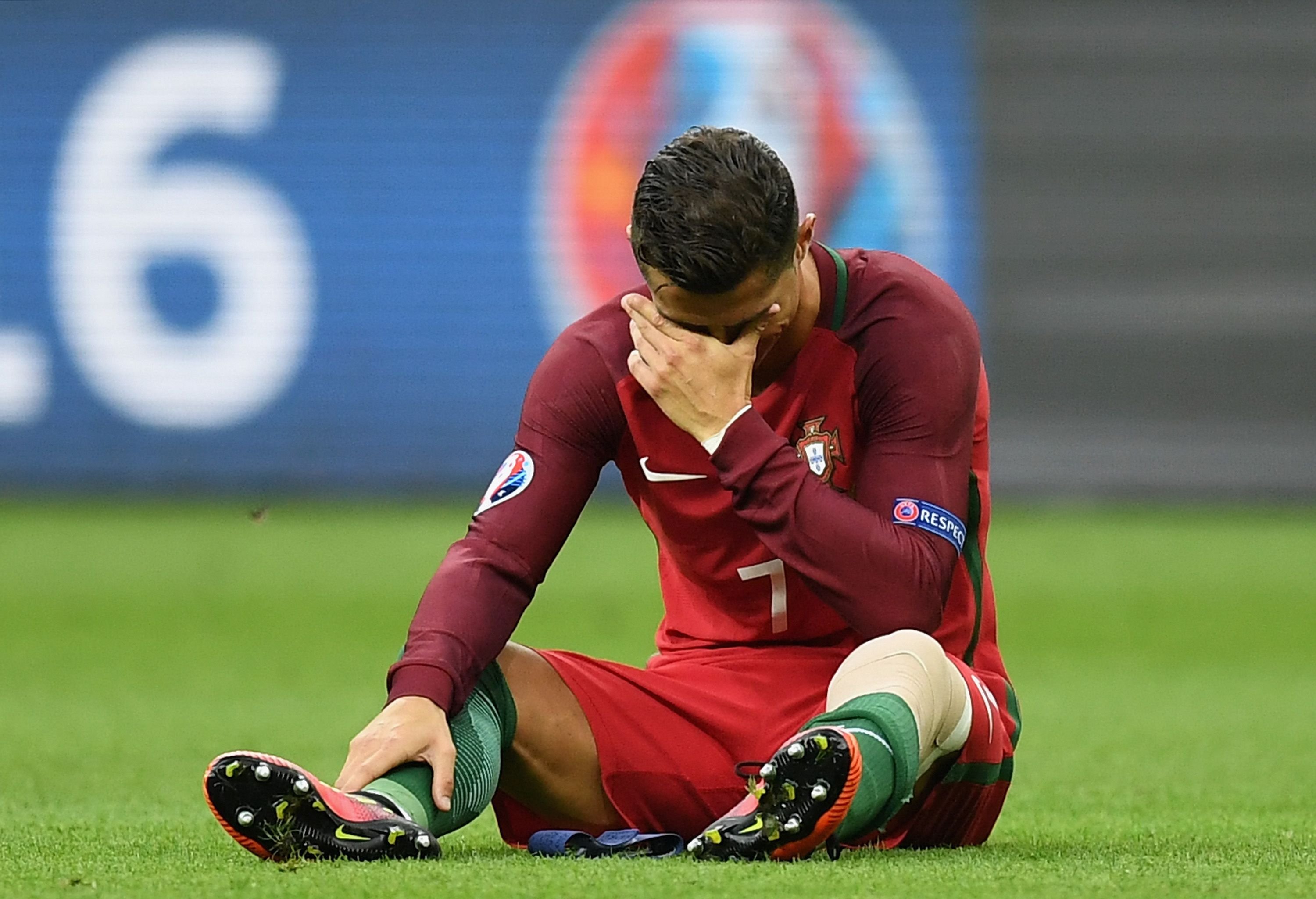 Cristiano Ronaldo in Tränen. Der portugiesische Superstar muss nach einem Foul mit einer Knieverletzung vom Feld.