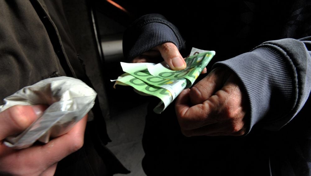 Um seine Drogensucht zu finanzieren, hat ein 29-Jähriger gedealt. Nun wurde er zu drei Jahren Haft verurteilt.