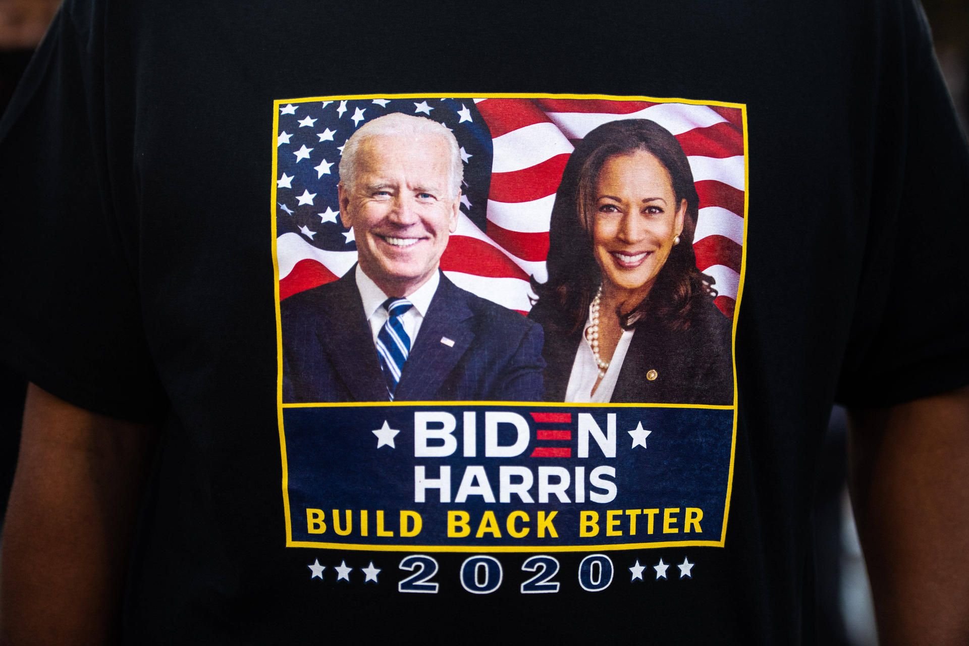 Ein T-Shirt mit den Gesichtern von Biden und Harris.