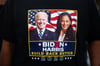 Ein T-Shirt mit den Gesichtern von Biden und Harris.