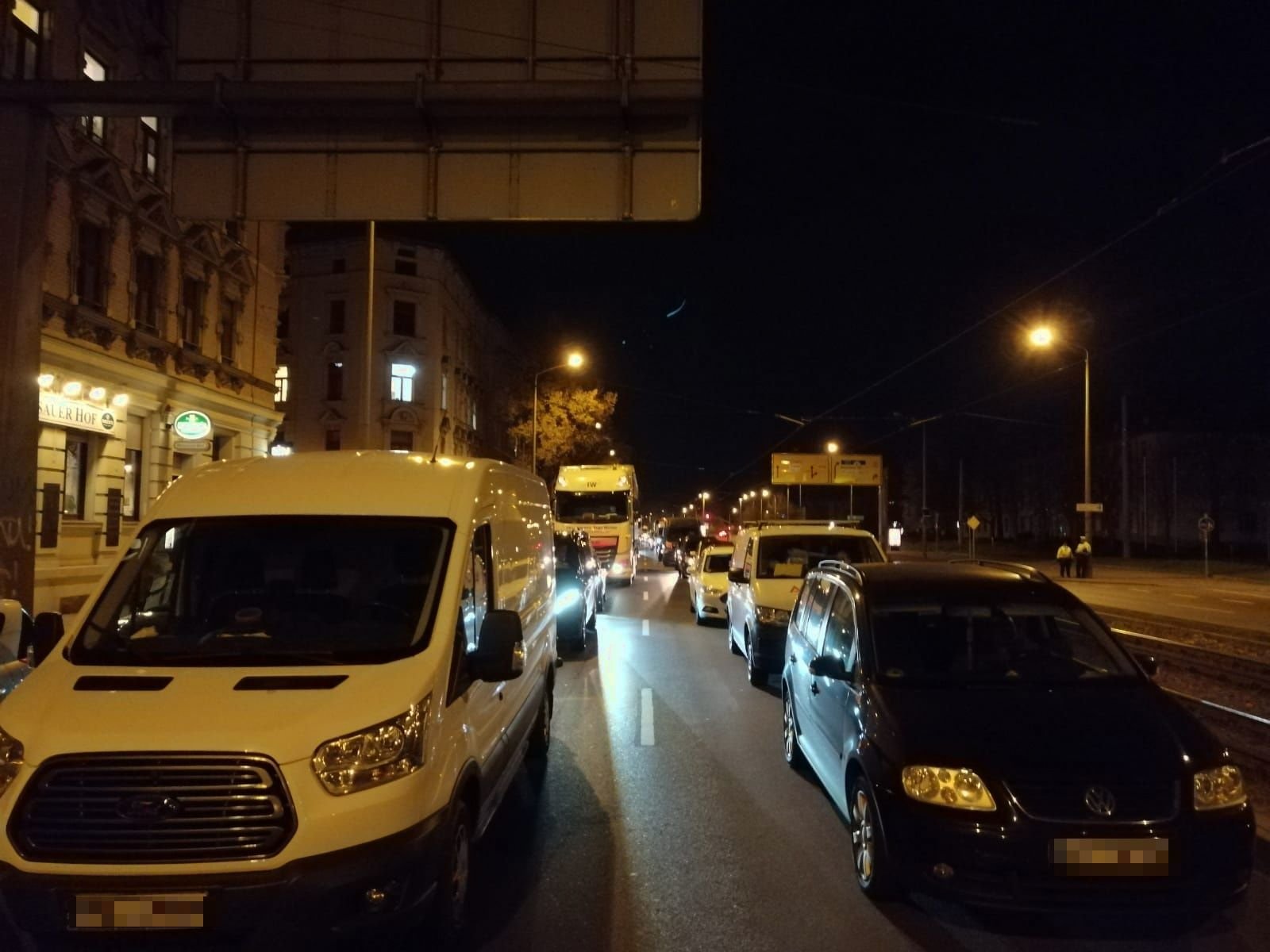 Nichts geht mehr in der Paracelsusstraße in Halle während des besuchs des US-Außenministers.