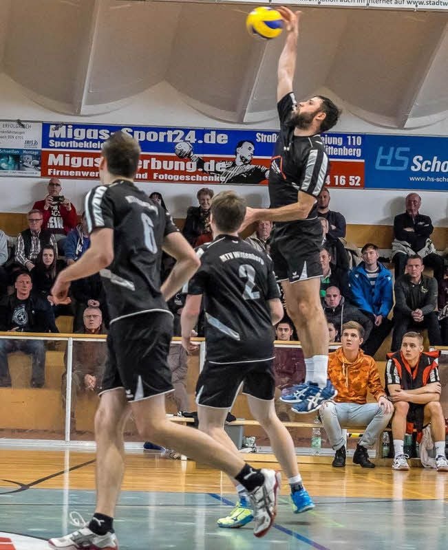 Mit der Einwechslung von Raik Zischkale (am Ball), hier in einer früheren Begegnung, kam mehr Schwung in den Angriff des MTV.