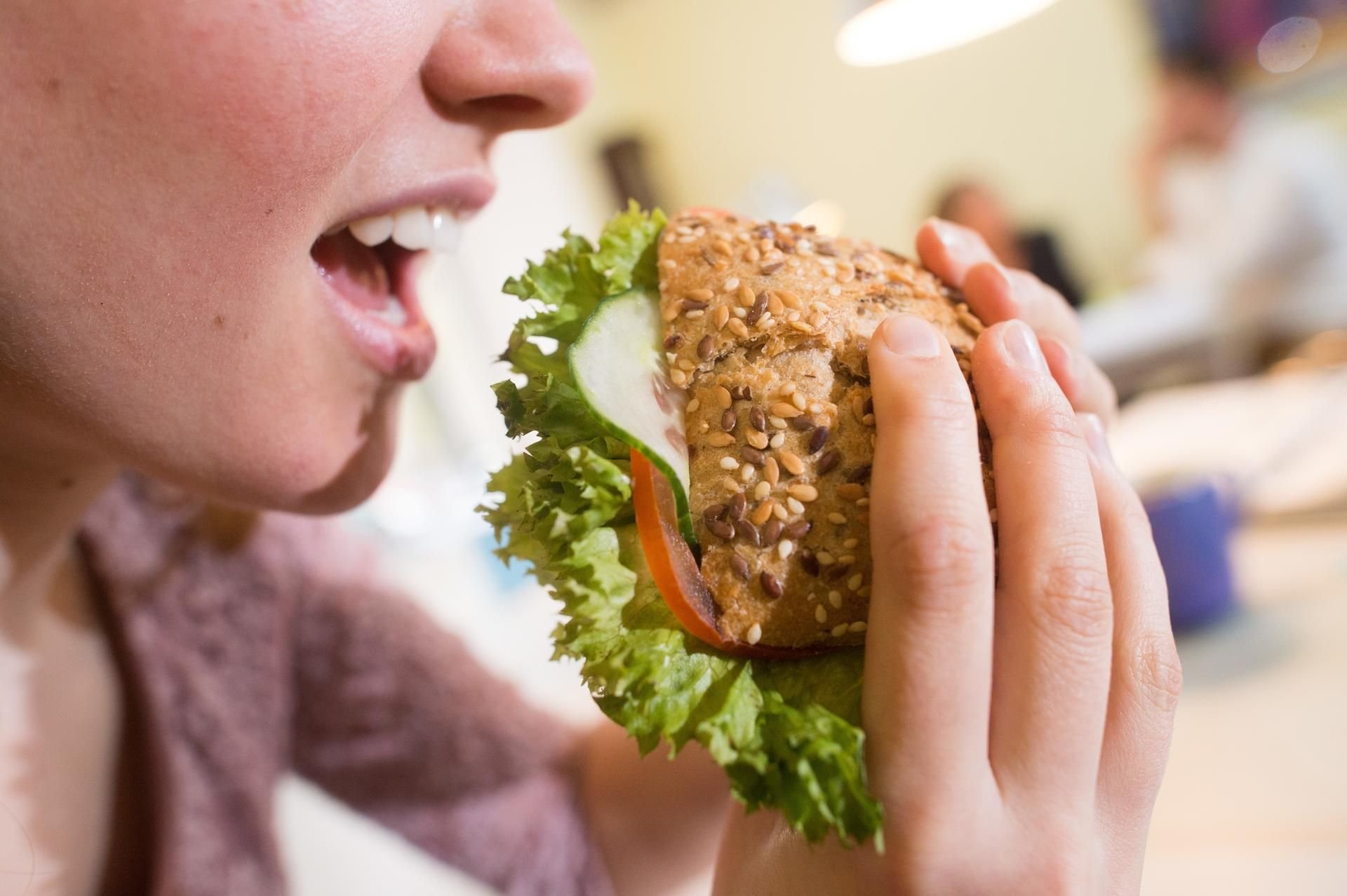 Auch wenn das Körnerbrötchen gesund aussieht, auch auf andere Faktoren kommt es an, etwa ob wir nebenher essen oder angetrieben vom Stress.