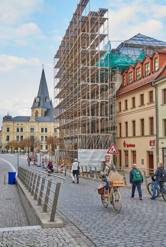 Das riesige Gerüst vor dem Regierungsgebäude wird derzeit noch aufgebaut.