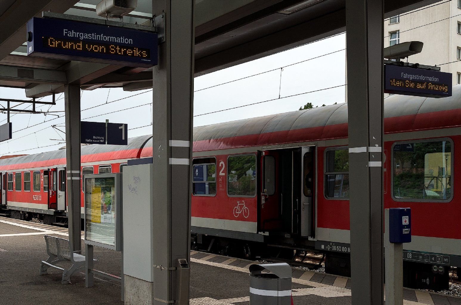 Seit 2 Uhr morgens ist auch der Saalekreis vom Bahnstreik betroffen. Auf dem Bahnhof in Merseburg hatten sich Reisende offenbar auf Beeinträchtigungen eingestellt und Alternativen gesucht.