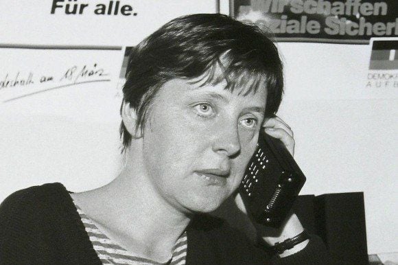 Ab Dezember 1989 war Angela Merkel im Demokratischen Aufbruch aktiv. Nach der ersten freien Volkskammerwahl am 18. März 1990 wurde sie stellvertretende Regierungssprecherin.