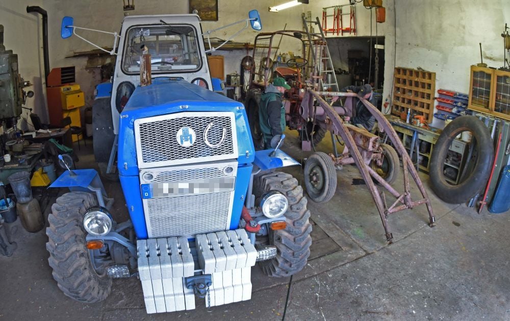 In der Werkstatt in Mehringen wartet der ZT303 wie nagelneu auf seinen ersten Einsatz. Daneben ist Platz, um einen weiteren Traktor aufzubauen.