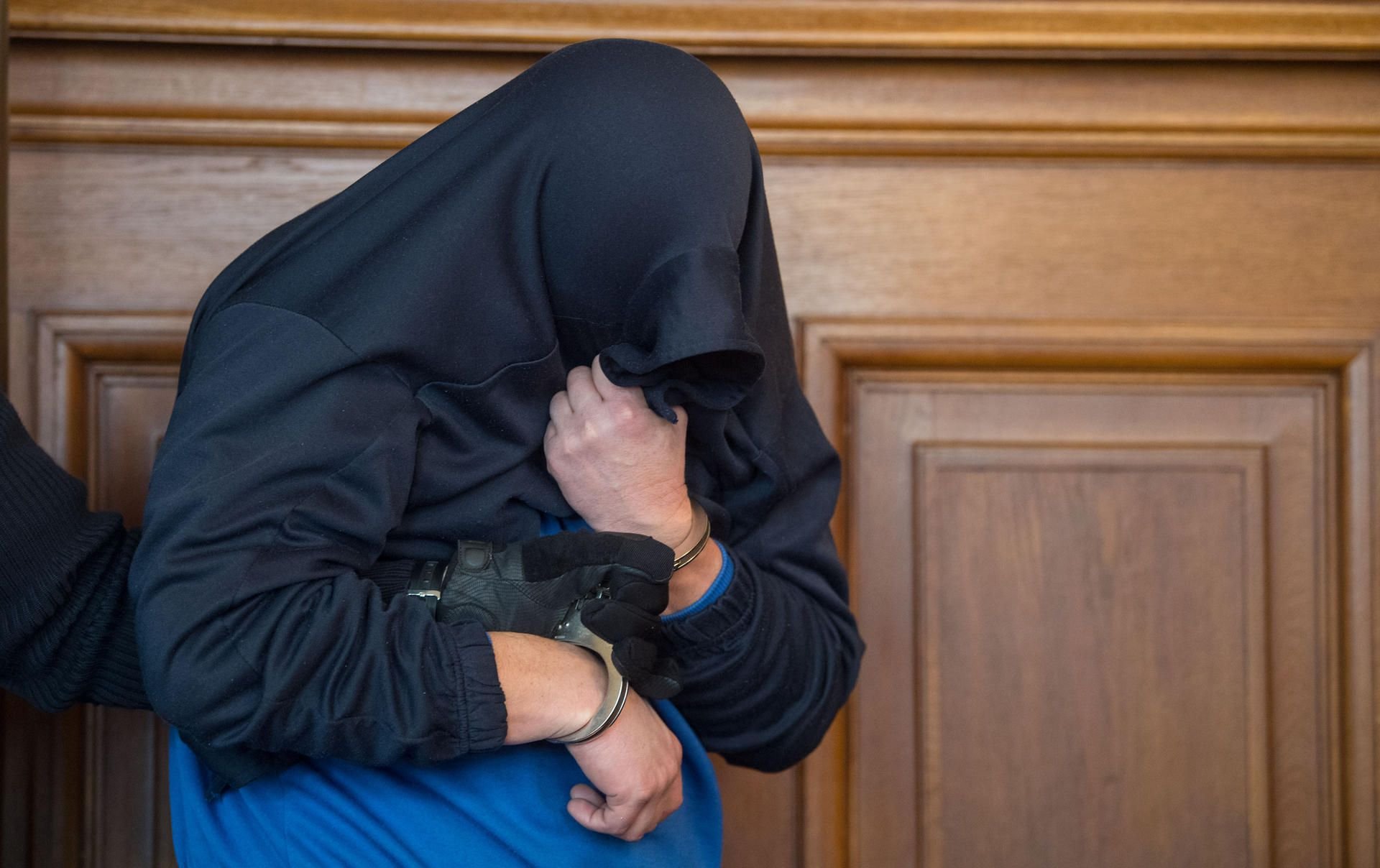 Der Angeklagte im Prozess um einen Dreifach-Mord hat die Höchststrafe erhalten.