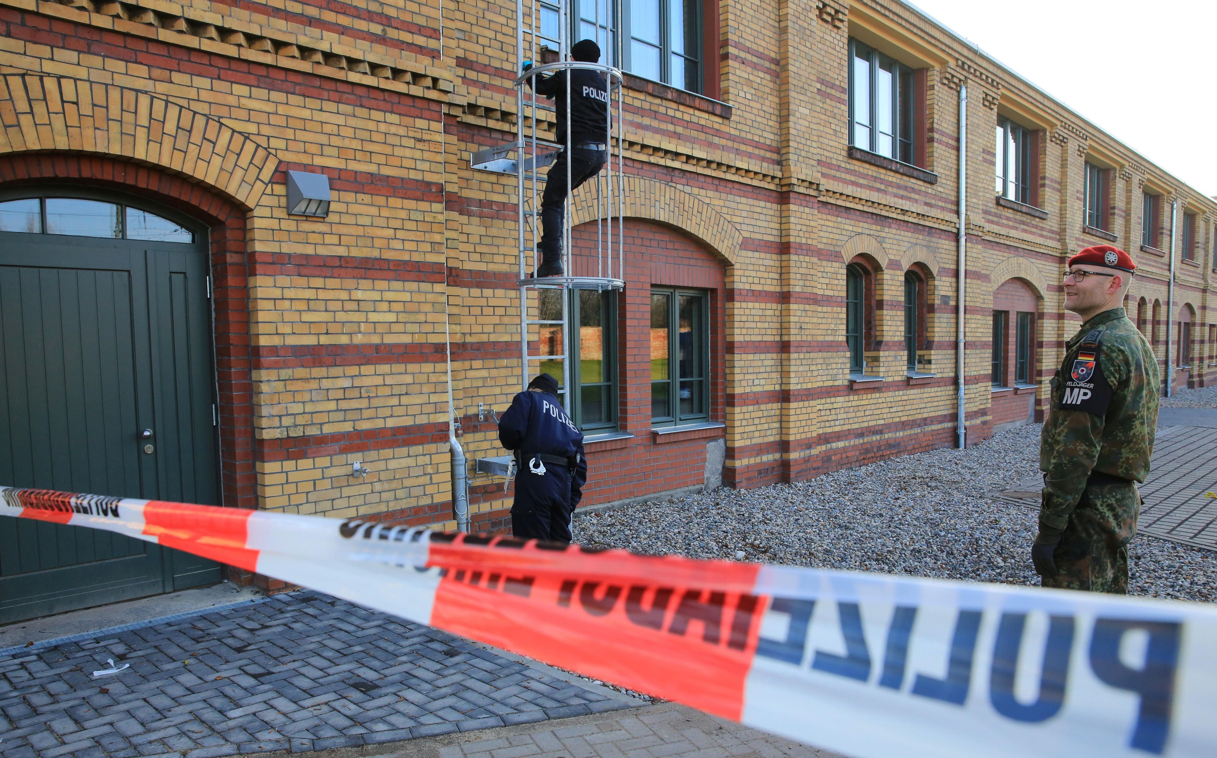 Beamte von Militärpolizei und Kripo ermitteln am Gebäude des Landeskommandos der Bundeswehr in Magdeburg.